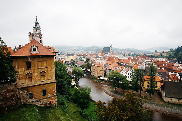 포토 JPG 주간 유럽 여행 풍경 사람없음 야외 체코 흐림 벽돌집 블타바강 체스키크룸루프 국내포토 자연요소 나라 날씨 주택 강 프라하 파일형식