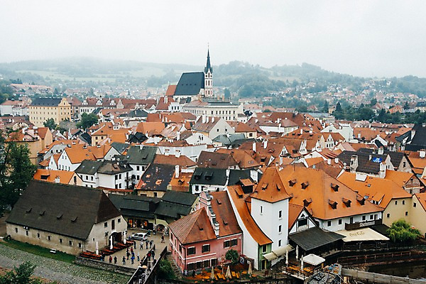 포토 JPG 주간 유럽 여행 풍경 사람없음 야외 체코 흐림 벽돌집 블타바강 체스키크룸루프 국내포토 자연요소 나라 날씨 주택 강 프라하 파일형식