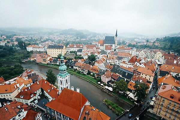 포토 JPG 주간 유럽 여행 풍경 사람없음 야외 체코 흐림 벽돌집 블타바강 체스키크룸루프 국내포토 자연요소 나라 날씨 주택 강 프라하 파일형식