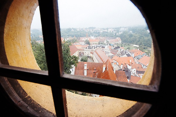포토 JPG 주간 유럽 여행 창문 풍경 사람없음 야외 창가 체코 흐림 벽돌집 체스키크룸루프 국내포토 자연요소 나라 날씨 주택 파일형식