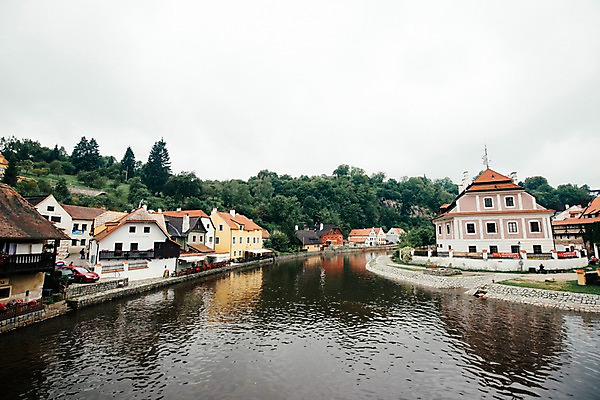 포토 JPG 주간 유럽 여행 풍경 사람없음 야외 체코 흐림 벽돌집 블타바강 체스키크룸루프 국내포토 자연요소 나라 날씨 주택 강 프라하 파일형식