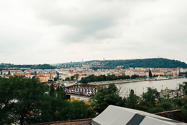 포토 JPG 주간 유럽 여행 풍경 사람없음 야외 체코 프라하 벽돌집 블타바강 카를교 국내포토 자연요소 나라 주택 강 다리_건축물 파일형식