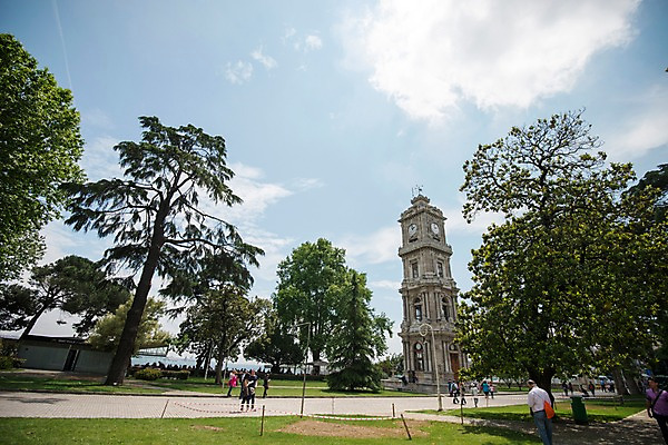 포토 JPG 주간 나무 여행 이스탄불 사람 풍경 여러명 야외 군중 시계탑 돌마바흐체궁전 튀르키예 국내포토 자연요소 식물 아시아 다수 탑 궁전 파일형식