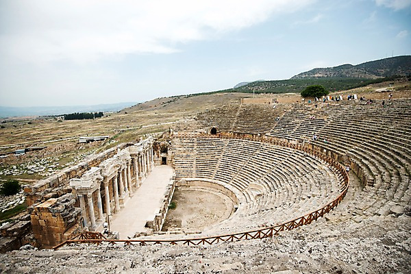 포토 JPG 주간 여행 유적 고대문명 야외 경기장 원형 군중 원형경기장 파묵칼레 튀르키예 국내포토 자연요소 도형 전통 아시아 스포츠시설 사람 파일형식