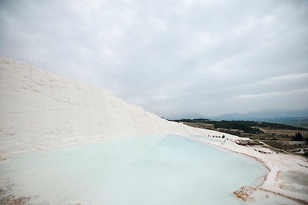 포토 JPG 주간 하늘 바닥 사람없음 야외 온천 돌_바위 흰색 파묵칼레 튀르키예 국내포토 자연요소 아시아 컬러 스파 파일형식