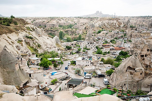 포토 JPG 주간 여행 하늘 카파도키아 풍경 사람없음 야외 마을 돌 기암괴석 흐림 튀르키예 국내포토 자연요소 아시아 날씨 바위_돌 파일형식