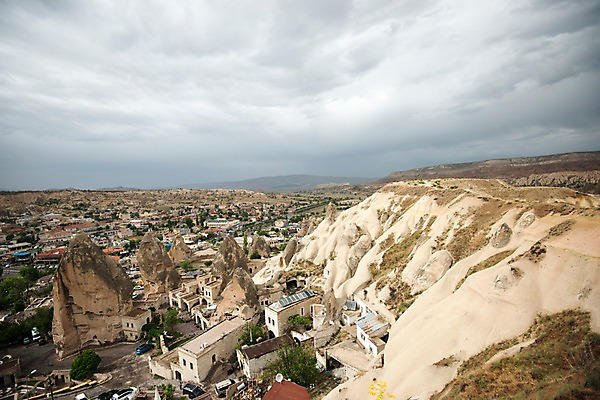 포토 JPG 주간 구름 여행 하늘 카파도키아 풍경 사람없음 야외 마을 돌 기암괴석 튀르키예 국내포토 자연요소 아시아 바위_돌 파일형식