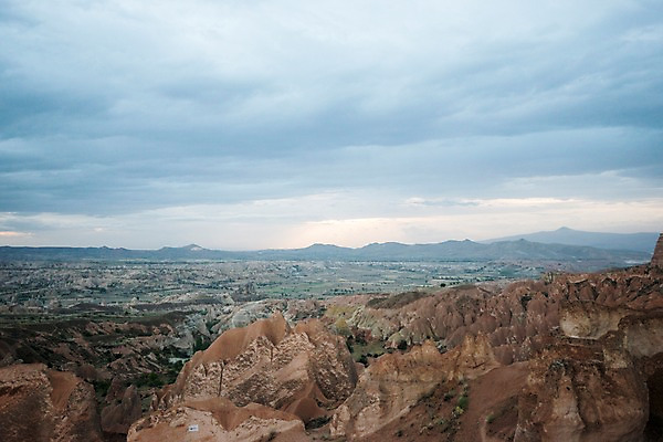 포토 JPG 주간 나무 여행 하늘 카파도키아 풍경 사람없음 야외 돌 기암괴석 로즈밸리 튀르키예 국내포토 자연요소 식물 아시아 바위_돌 파일형식