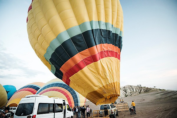 포토 JPG 주간 구름 여행 자동차 하늘 카파도키아 사람 여러명 야외 열기구 군중 기암괴석 튀르키예 국내포토 자연요소 아시아 육상교통 다수 항공교통 바위_돌 파일형식