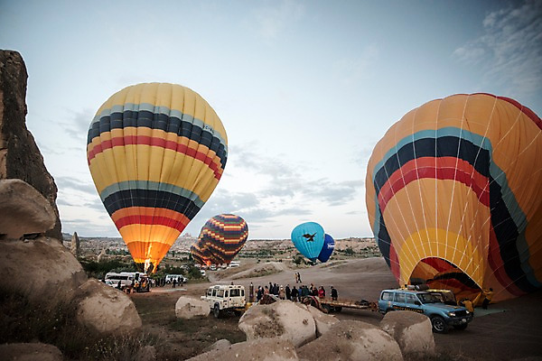 포토 JPG 주간 구름 여행 자동차 하늘 카파도키아 사람 여러명 야외 열기구 군중 기암괴석 튀르키예 국내포토 자연요소 아시아 육상교통 다수 항공교통 바위_돌 파일형식