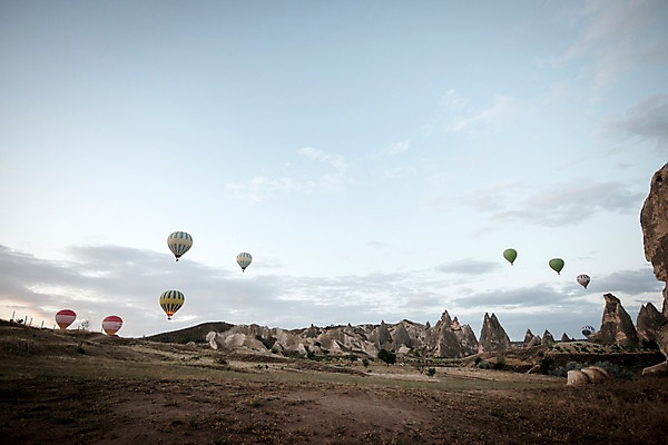 포토 JPG 주간 구름 여행 하늘 카파도키아 풍경 사람없음 야외 열기구 기암괴석 튀르키예 국내포토 자연요소 아시아 항공교통 바위_돌 파일형식