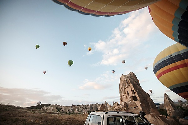 포토 JPG 주간 구름 여행 하늘 카파도키아 풍경 사람없음 야외 열기구 기암괴석 튀르키예 국내포토 자연요소 아시아 항공교통 바위_돌 파일형식