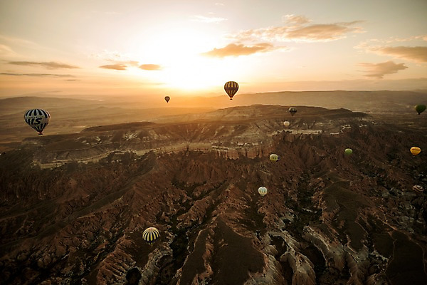 포토 JPG 주간 구름 여행 하늘 카파도키아 풍경 사람없음 야외 일출 열기구 기암괴석 튀르키예 국내포토 자연요소 아시아 항공교통 노을 바위_돌 파일형식