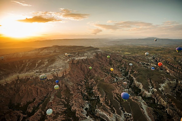 포토 JPG 주간 구름 여행 하늘 카파도키아 풍경 사람없음 야외 일출 열기구 기암괴석 튀르키예 국내포토 자연요소 아시아 항공교통 노을 바위_돌 파일형식