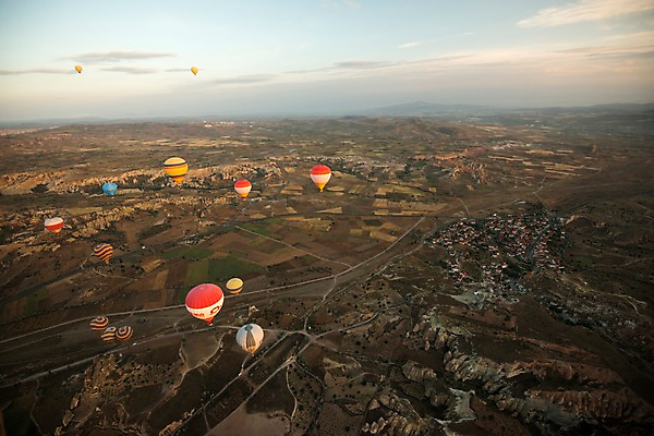 포토 JPG 주간 구름 여행 하늘 카파도키아 풍경 사람없음 야외 일출 열기구 기암괴석 튀르키예 국내포토 자연요소 아시아 항공교통 노을 바위_돌 파일형식