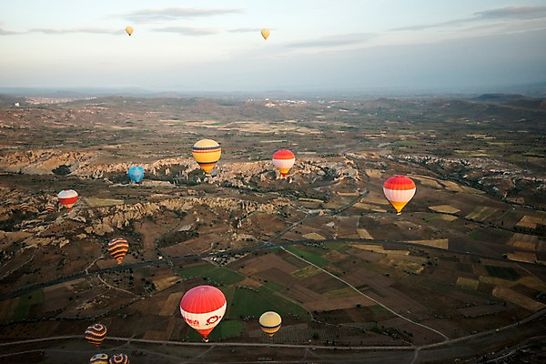 포토 JPG 주간 구름 여행 하늘 카파도키아 풍경 사람없음 야외 일출 열기구 기암괴석 튀르키예 국내포토 자연요소 아시아 항공교통 노을 바위_돌 파일형식