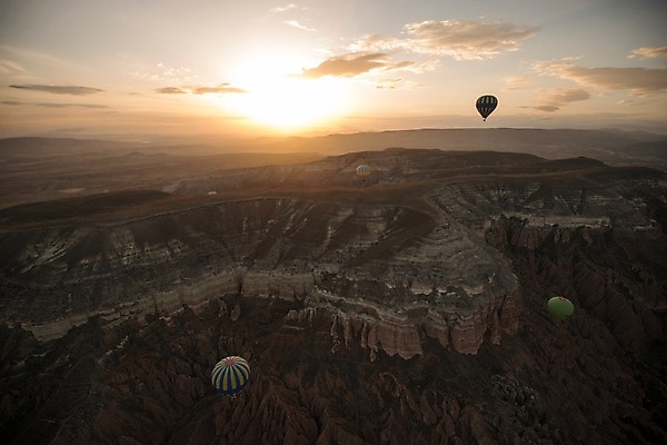 포토 JPG 주간 구름 여행 하늘 카파도키아 풍경 사람없음 야외 일출 열기구 기암괴석 튀르키예 국내포토 자연요소 아시아 항공교통 노을 바위_돌 파일형식