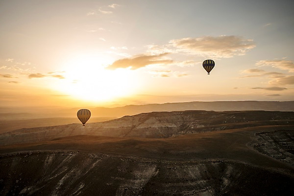포토 JPG 주간 구름 여행 하늘 카파도키아 풍경 사람없음 야외 일출 열기구 기암괴석 튀르키예 국내포토 자연요소 아시아 항공교통 노을 바위_돌 파일형식