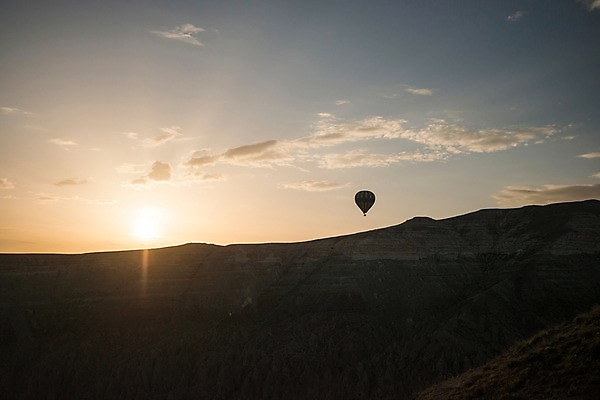 포토 JPG 주간 구름 여행 하늘 카파도키아 풍경 사람없음 야외 일출 열기구 기암괴석 역광 튀르키예 국내포토 자연요소 아시아 항공교통 노을 바위_돌 파일형식