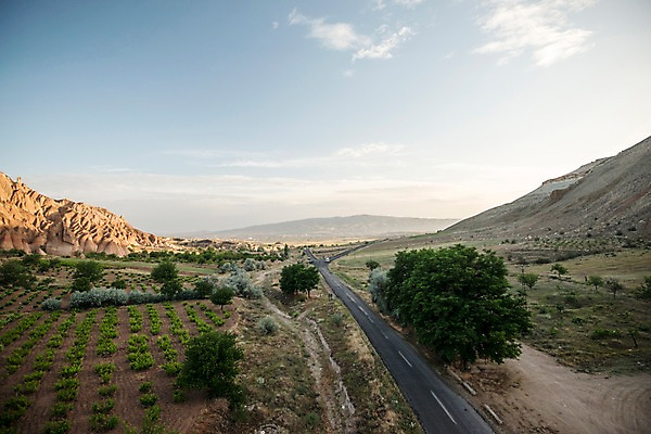 포토 JPG 주간 나무 구름 길 여행 자동차 하늘 카파도키아 풍경 사람없음 야외 기암괴석 튀르키예 국내포토 자연요소 식물 아시아 육상교통 바위_돌 파일형식