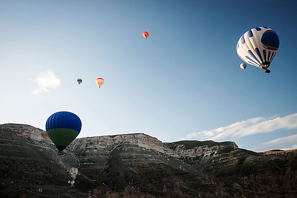 포토 JPG 주간 구름 여행 하늘 카파도키아 풍경 사람없음 야외 열기구 기암괴석 튀르키예 국내포토 자연요소 아시아 항공교통 바위_돌 파일형식