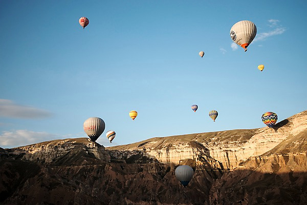 포토 JPG 주간 구름 여행 하늘 카파도키아 풍경 사람없음 야외 열기구 기암괴석 튀르키예 국내포토 자연요소 아시아 항공교통 바위_돌 파일형식