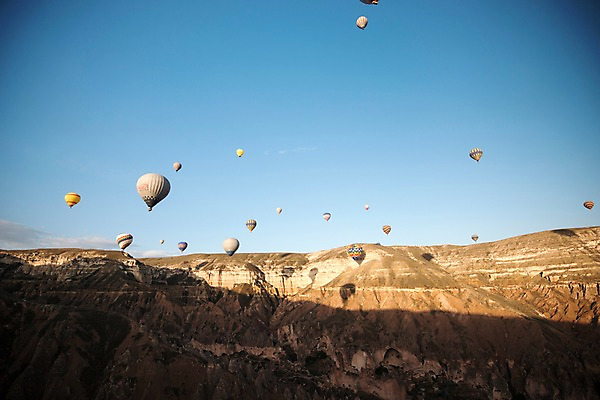 포토 JPG 주간 구름 여행 하늘 카파도키아 풍경 사람없음 야외 열기구 기암괴석 튀르키예 국내포토 자연요소 아시아 항공교통 바위_돌 파일형식