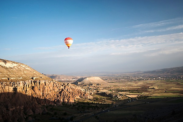 포토 JPG 주간 구름 여행 하늘 카파도키아 풍경 사람없음 야외 마을 열기구 기암괴석 튀르키예 국내포토 자연요소 아시아 항공교통 바위_돌 파일형식