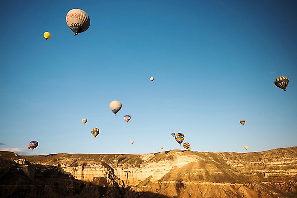 포토 JPG 주간 구름 여행 하늘 카파도키아 풍경 사람없음 야외 열기구 기암괴석 튀르키예 국내포토 자연요소 아시아 항공교통 바위_돌 파일형식