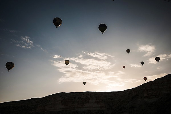 포토 JPG 주간 구름 여행 하늘 카파도키아 그림자 풍경 사람없음 야외 일출 열기구 기암괴석 역광 튀르키예 국내포토 자연요소 아시아 항공교통 노을 바위_돌 파일형식