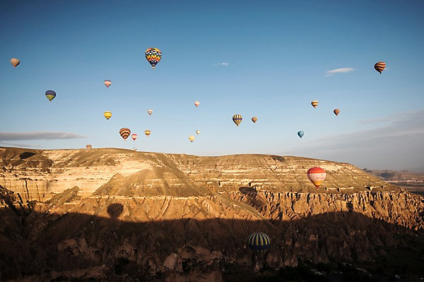 포토 JPG 주간 구름 여행 하늘 카파도키아 풍경 사람없음 야외 열기구 기암괴석 튀르키예 국내포토 자연요소 아시아 항공교통 바위_돌 파일형식