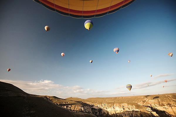 포토 JPG 주간 구름 여행 하늘 카파도키아 풍경 사람없음 야외 열기구 기암괴석 튀르키예 국내포토 자연요소 아시아 항공교통 바위_돌 파일형식