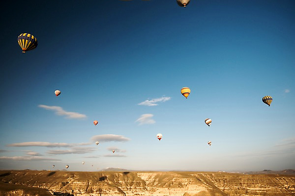 포토 JPG 주간 구름 여행 하늘 카파도키아 풍경 사람없음 야외 열기구 기암괴석 튀르키예 국내포토 자연요소 아시아 항공교통 바위_돌 파일형식