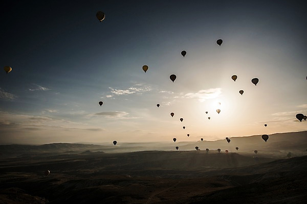 포토 JPG 주간 구름 여행 하늘 카파도키아 그림자 풍경 사람없음 야외 일출 열기구 기암괴석 역광 튀르키예 국내포토 자연요소 아시아 항공교통 노을 바위_돌 파일형식