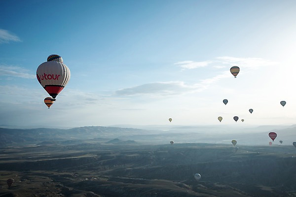 포토 JPG 주간 구름 여행 하늘 카파도키아 풍경 사람없음 야외 열기구 기암괴석 튀르키예 국내포토 자연요소 아시아 항공교통 바위_돌 파일형식