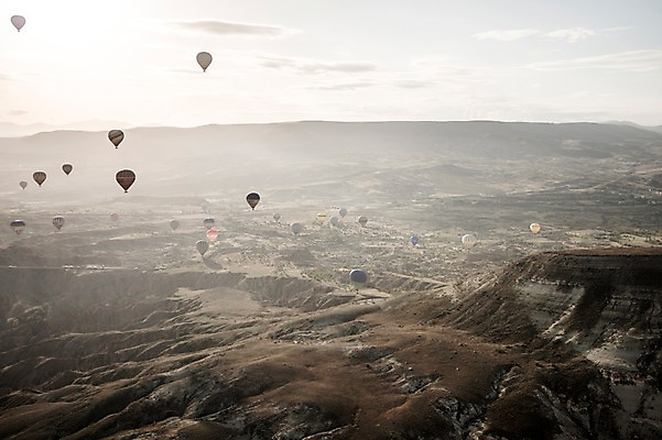 포토 JPG 주간 구름 여행 하늘 카파도키아 풍경 사람없음 야외 일출 열기구 기암괴석 튀르키예 국내포토 자연요소 아시아 항공교통 노을 바위_돌 파일형식