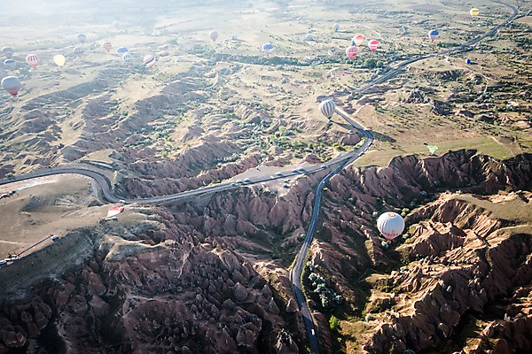 포토 JPG 주간 도로 길 여행 카파도키아 풍경 사람없음 야외 열기구 기암괴석 튀르키예 국내포토 자연요소 아시아 항공교통 교통시설 바위_돌 파일형식