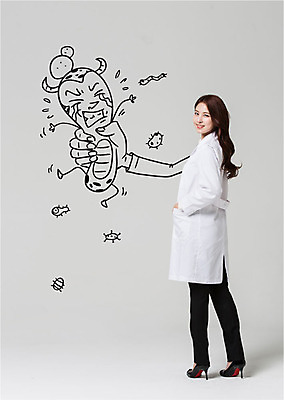 전신 편집이미지 여자 한명 서기 웃음 20대 성인 옆모습 치료 한국인 의사 잡기 바이러스 박테리아 성인여자한명만 이미지편집 AI파일 1 뷰포인트 의학 모션 표정 사람 동양인 청년 의료진 여자한명만 성인여자만 파일형식 벡터