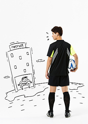 전신 편집이미지 응시 남자 축구공 축구선수 서기 들기 20대 성인 두명 건물 뒷모습 한국인 골키퍼 모집 이미지편집 AI파일 건축물 시선 뷰포인트 공 축구용품 모션 운동선수 사람 동양인 청년 축구 파일형식 벡터