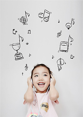 편집이미지 여자 지구 어린이 음표 전구 한명 서기 웃음 상반신 앞모습 책 헤드폰 음악감상 한국인 트로피 소녀한명만 이미지편집 AI파일 1 기호 음악 뷰포인트 음향기기 모션 표정 사람 동양인 감상 상_우승 여자한명만 소녀만 파일형식 벡터