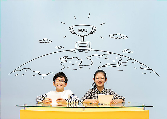 편집이미지 여자 교육 남자 지구 어린이 웃음 앉기 상반신 두명 앞모습 한국인 아나운서 트로피 이미지편집 AI파일 직업 뷰포인트 모션 표정 사람 동양인 상_우승 파일형식 벡터