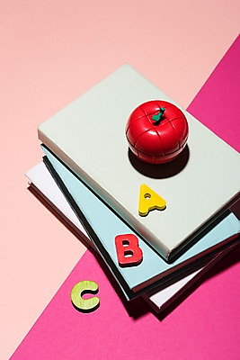 포토 JPG 스튜디오촬영 알파벳 영어 교육 생각 놀이 사람없음 책 장난감 블록 사과 교구 에듀케이션 국내포토 문자 과일 실내 파일형식