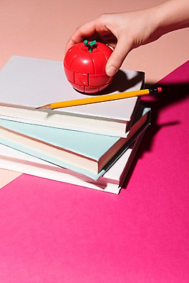 포토 JPG 스튜디오촬영 손 교육 생각 놀이 신체부위 책 장난감 연필 사과 교구 에듀케이션 국내포토 과일 학용품 실내 사람 필기구 파일형식