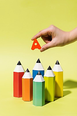 포토 JPG 스튜디오촬영 손 알파벳 영어 교육 생각 놀이 들기 신체부위 단어 연필 교구 에듀케이션 국내포토 문자 모션 학용품 실내 사람 필기구 파일형식