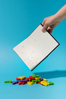 포토 JPG 스튜디오촬영 알파벳 영어 교육 생각 놀이 들기 신체부위 책 블록 교구 에듀케이션 국내포토 문자 모션 실내 사람 파일형식