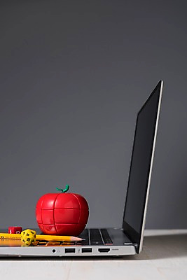 포토 JPG 스튜디오촬영 교육 생각 놀이 사람없음 노트북 연필 사과 주사위 교구 에듀케이션 국내포토 과일 학용품 실내 전자제품 필기구 파일형식