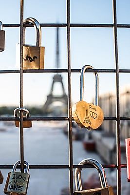 포토 JPG 주간 유럽 자물쇠 사람없음 야외 아웃포커스 프랑스 에펠탑 파리_프랑스 트로카데로광장 국내포토 자연요소 나라 촬영기법 광장 파리 랜드마크 파일형식