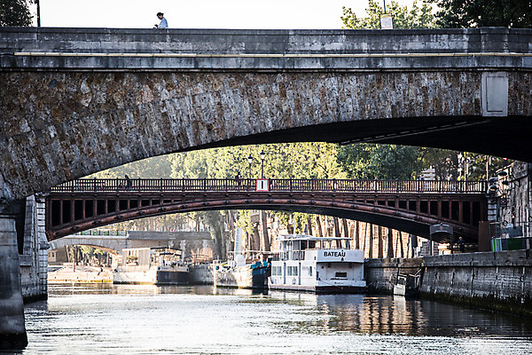 포토 JPG 주간 유럽 한명 사람 야외 프랑스 다리 파리_프랑스 센강 선박 국내포토 자연요소 1 나라 수상교통 신체부위 강 파일형식