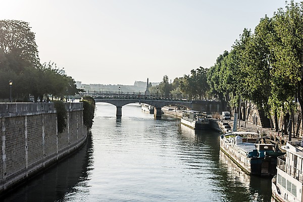 포토 JPG 주간 나무 유럽 하늘 사람없음 야외 프랑스 다리 파리_프랑스 센강 선박 국내포토 자연요소 식물 나라 수상교통 신체부위 강 파일형식