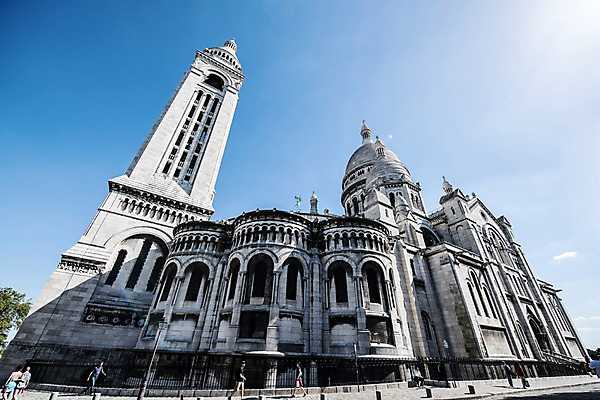 포토 JPG 주간 유럽 로우앵글 사람 여러명 야외 건물 프랑스 파리_프랑스 랜드마크 몽마르트르 사크레쾨르대성당 국내포토 자연요소 건축물 나라 뷰포인트 다수 성당 파일형식